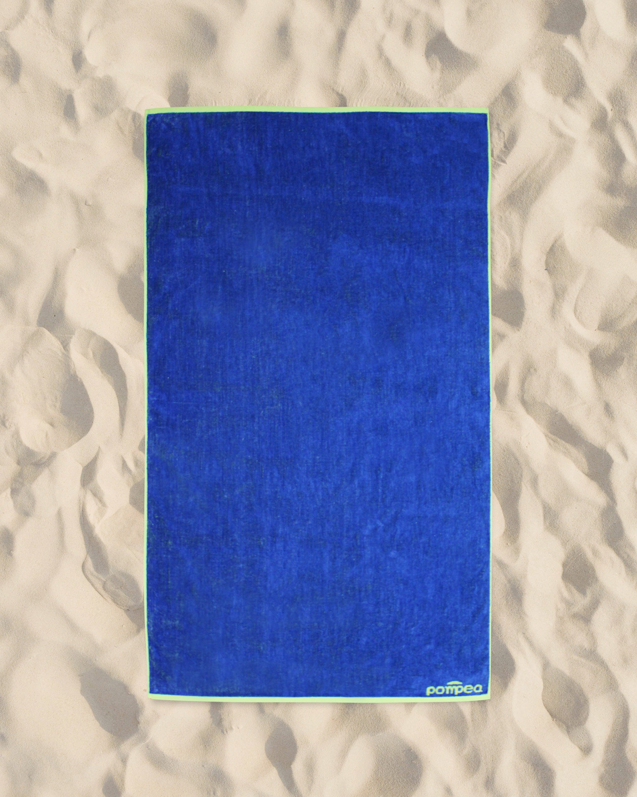 Blaues Strandtuch mit kontrastierenden Details