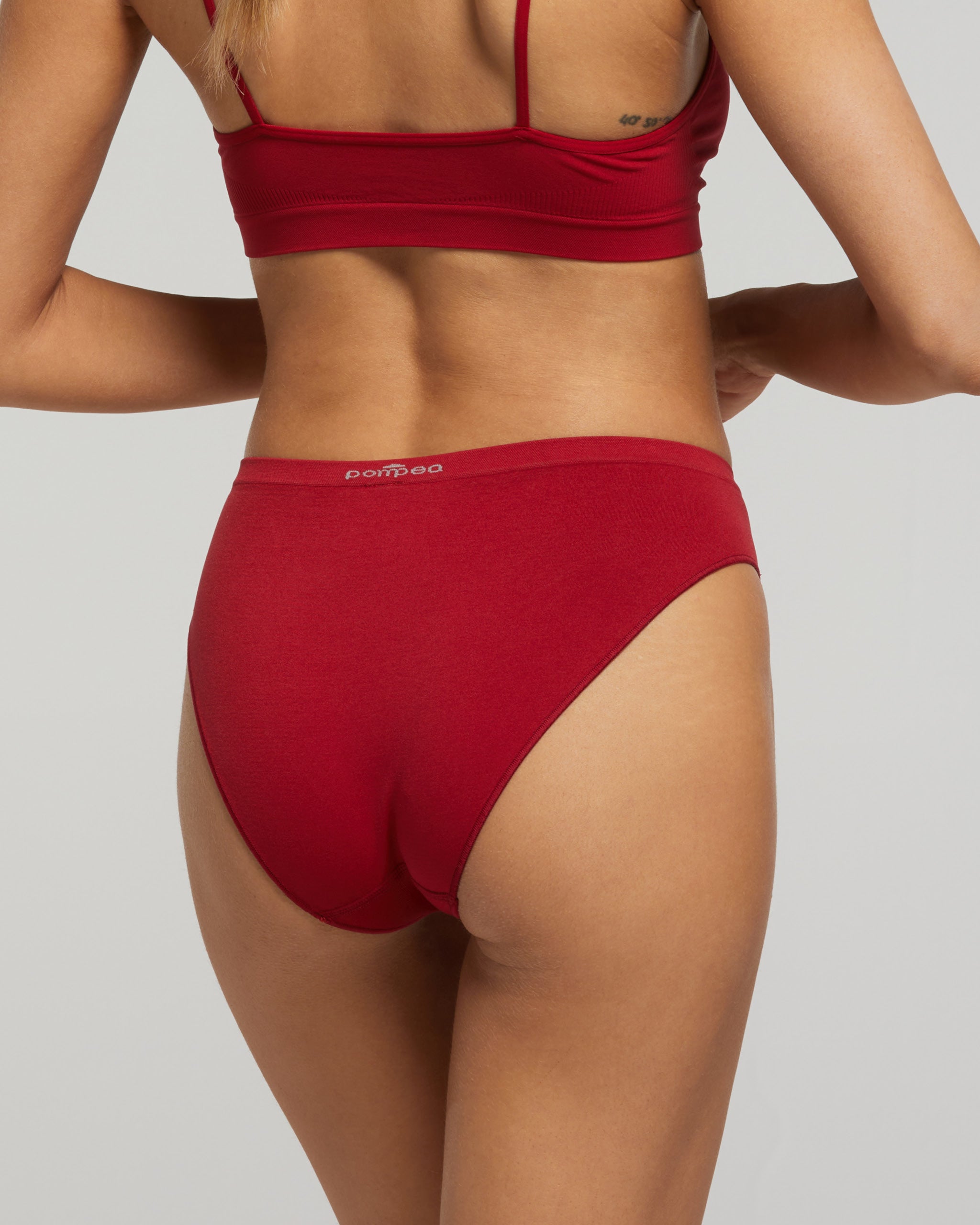 Women's seamless briefs with knitted gusset