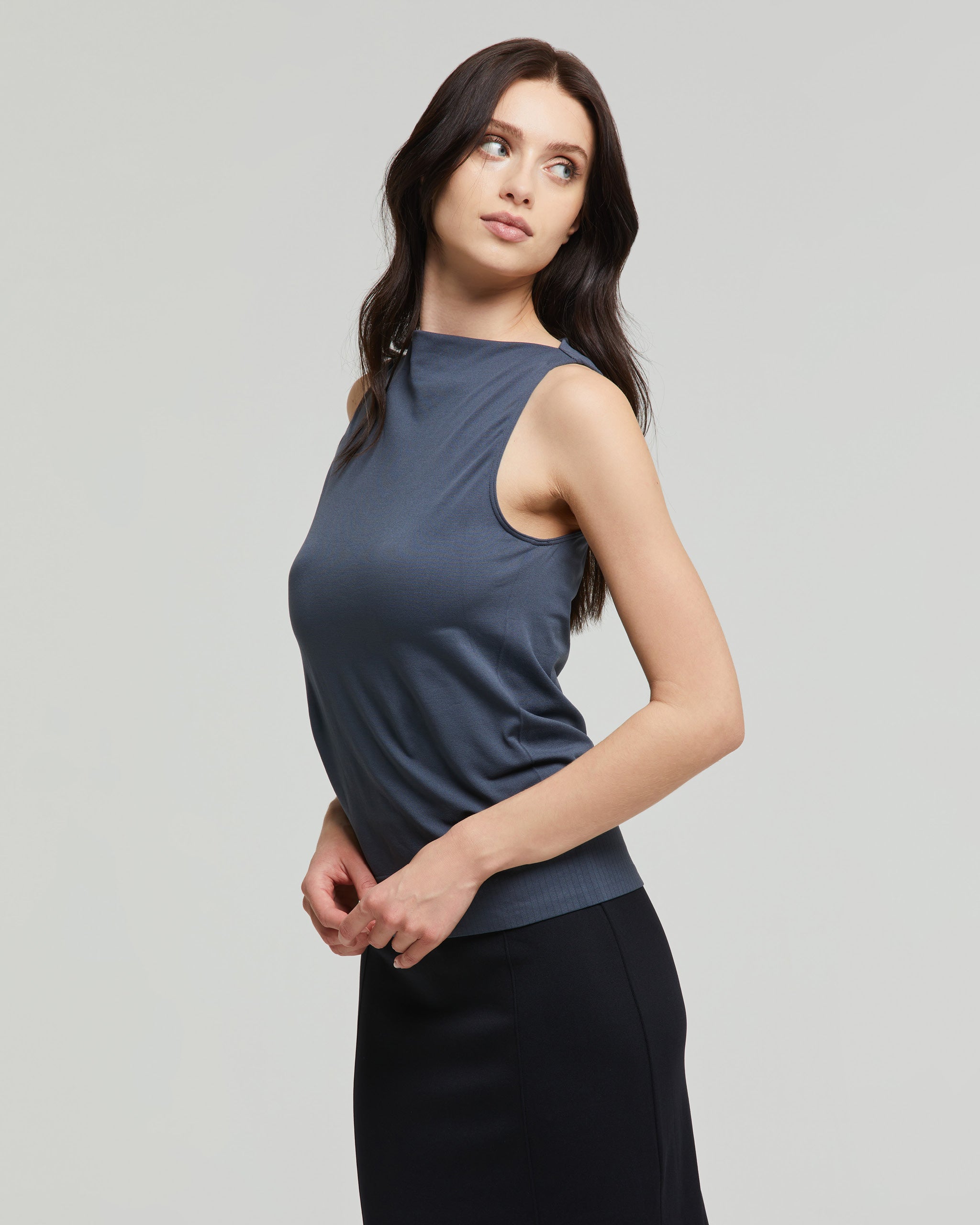 Sleeveless boat neckline seamless